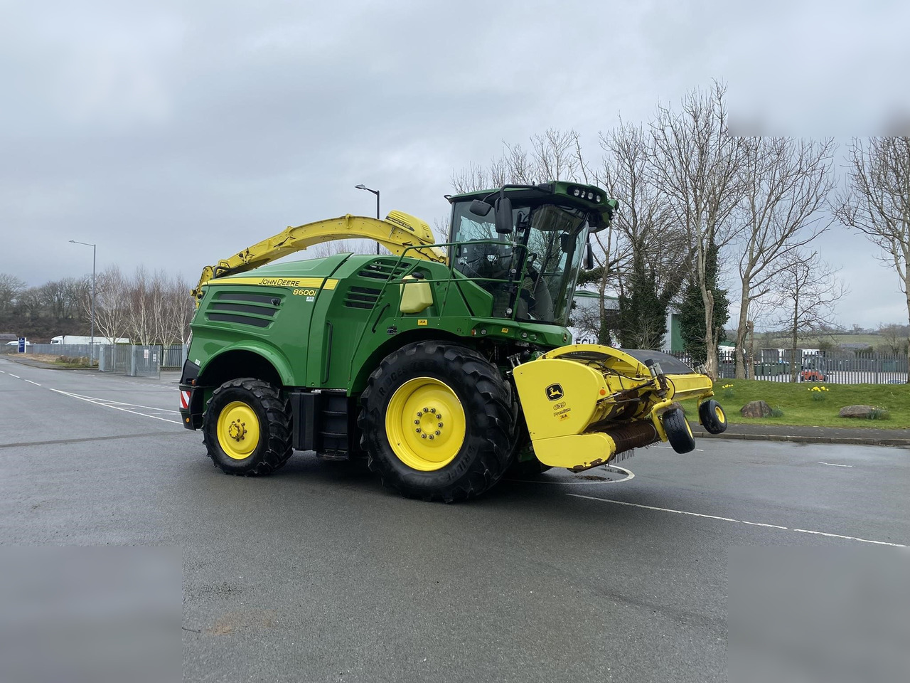 2020 JOHN DEERE 8600 - Önjáró szecskázógép: 1 kép. 2020 JOHN DEERE 8600 - Önjáró szecskázógép: 1 kép.