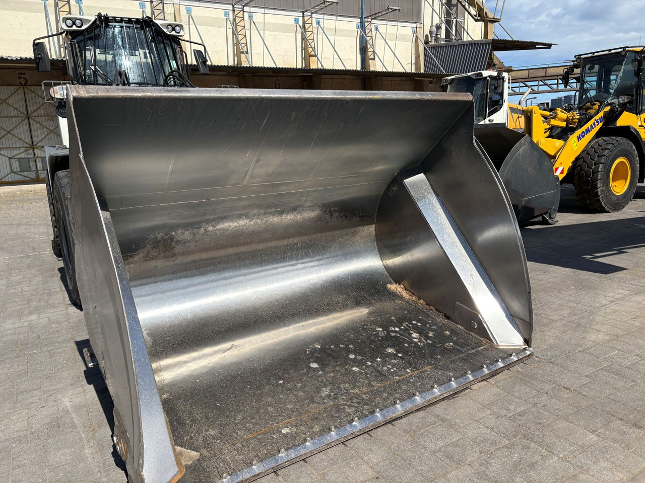 LIEBHERR L538 - Gumikerekes homlokrakodó: 5 kép. LIEBHERR L538 - Gumikerekes homlokrakodó: 5 kép.