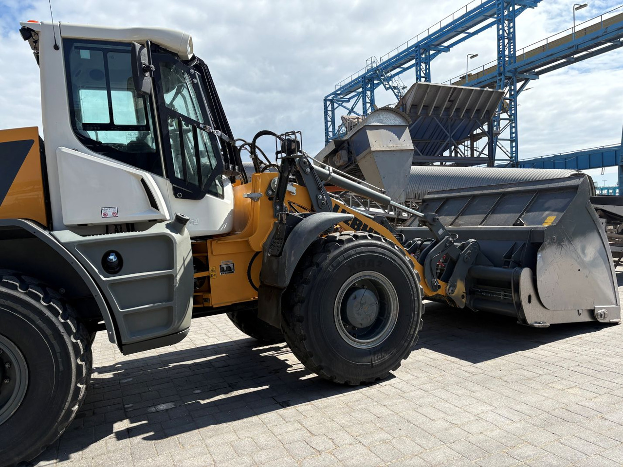 LIEBHERR L538 - Gumikerekes homlokrakodó: 2 kép. LIEBHERR L538 - Gumikerekes homlokrakodó: 2 kép.