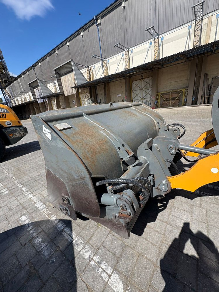 Liebherr L538 - Gumikerekes homlokrakodó: 3 kép. Liebherr L538 - Gumikerekes homlokrakodó: 3 kép.