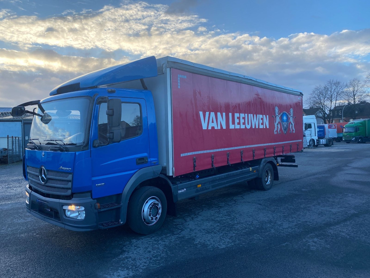 Mercedes-Benz 1221 Pritschenwagen /Rungen/Stahltransporte - Ponyvás teherautó: 2 kép. Mercedes-Benz 1221 Pritschenwagen /Rungen/Stahltransporte - Ponyvás teherautó: 2 kép.