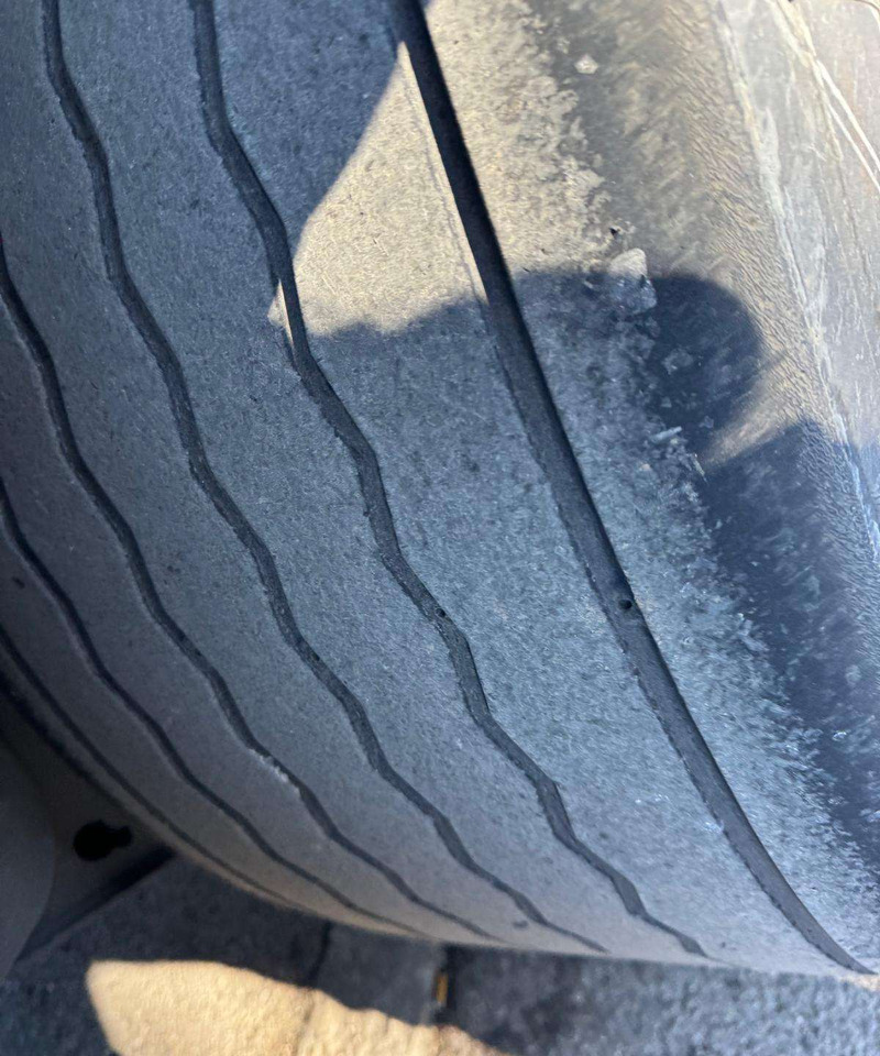 Kögel Mega SAF - Ponyvás félpótkocsi: 4 kép. Kögel Mega SAF - Ponyvás félpótkocsi: 4 kép.