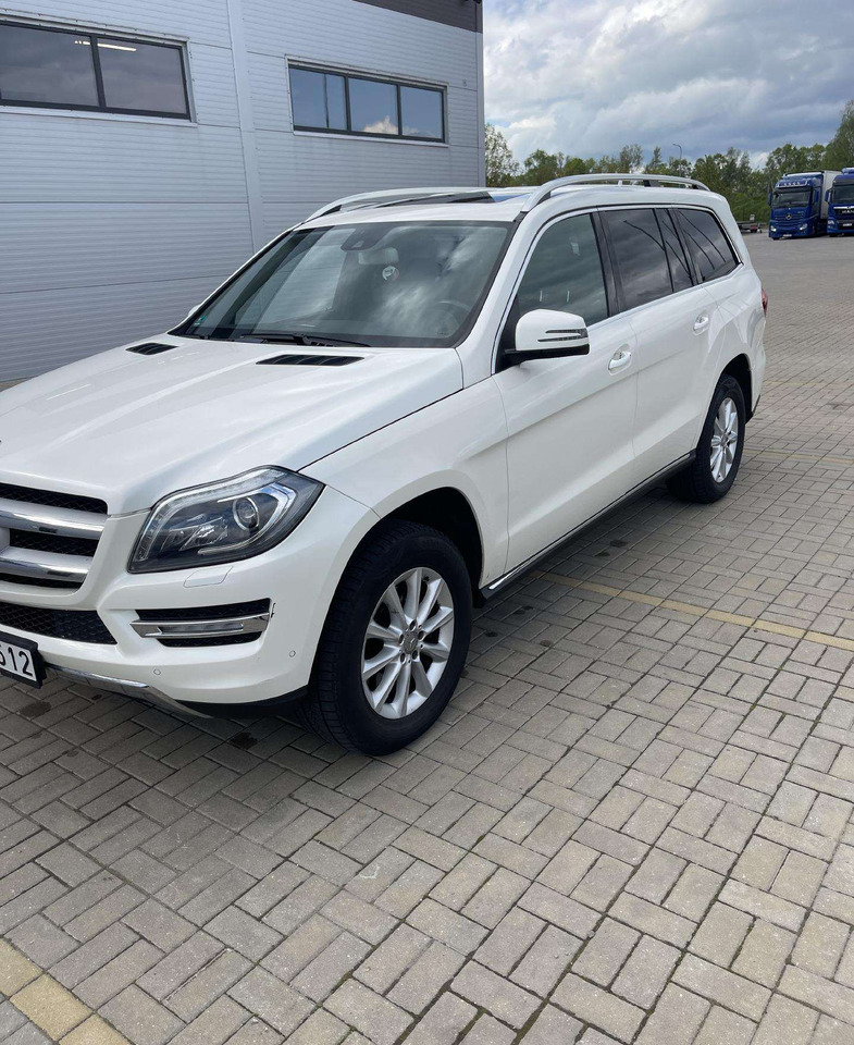 Mercedes-Benz GL350 - Terepjáró/ SUV: 3 kép. Mercedes-Benz GL350 - Terepjáró/ SUV: 3 kép.
