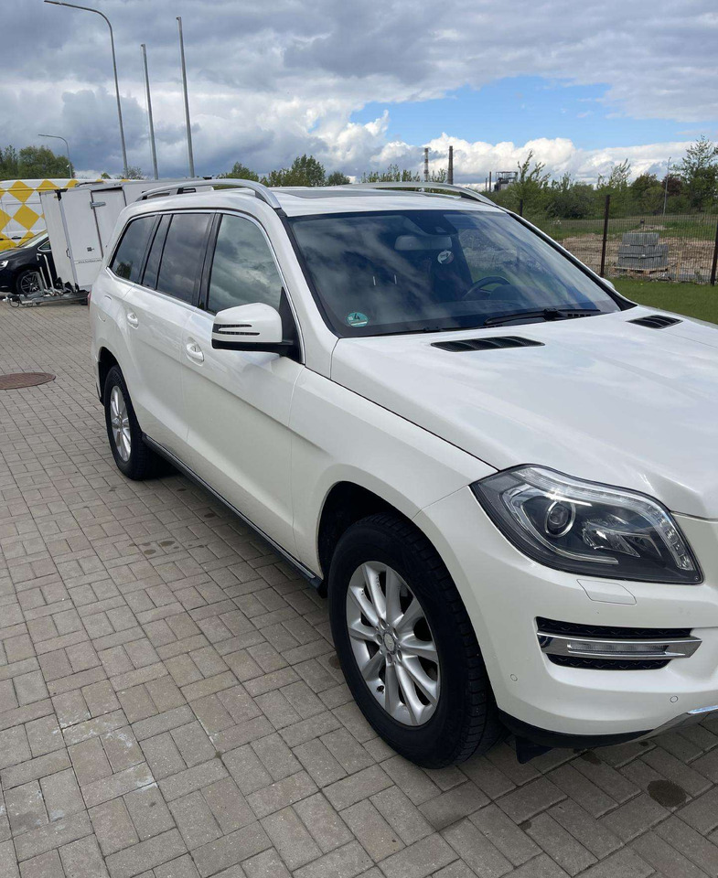 Mercedes-Benz GL350 - Terepjáró/ SUV: 2 kép. Mercedes-Benz GL350 - Terepjáró/ SUV: 2 kép.