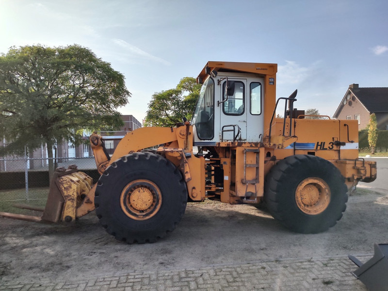 Hyundai HL35 - Gumikerekes homlokrakodó: 2 kép. Hyundai HL35 - Gumikerekes homlokrakodó: 2 kép.