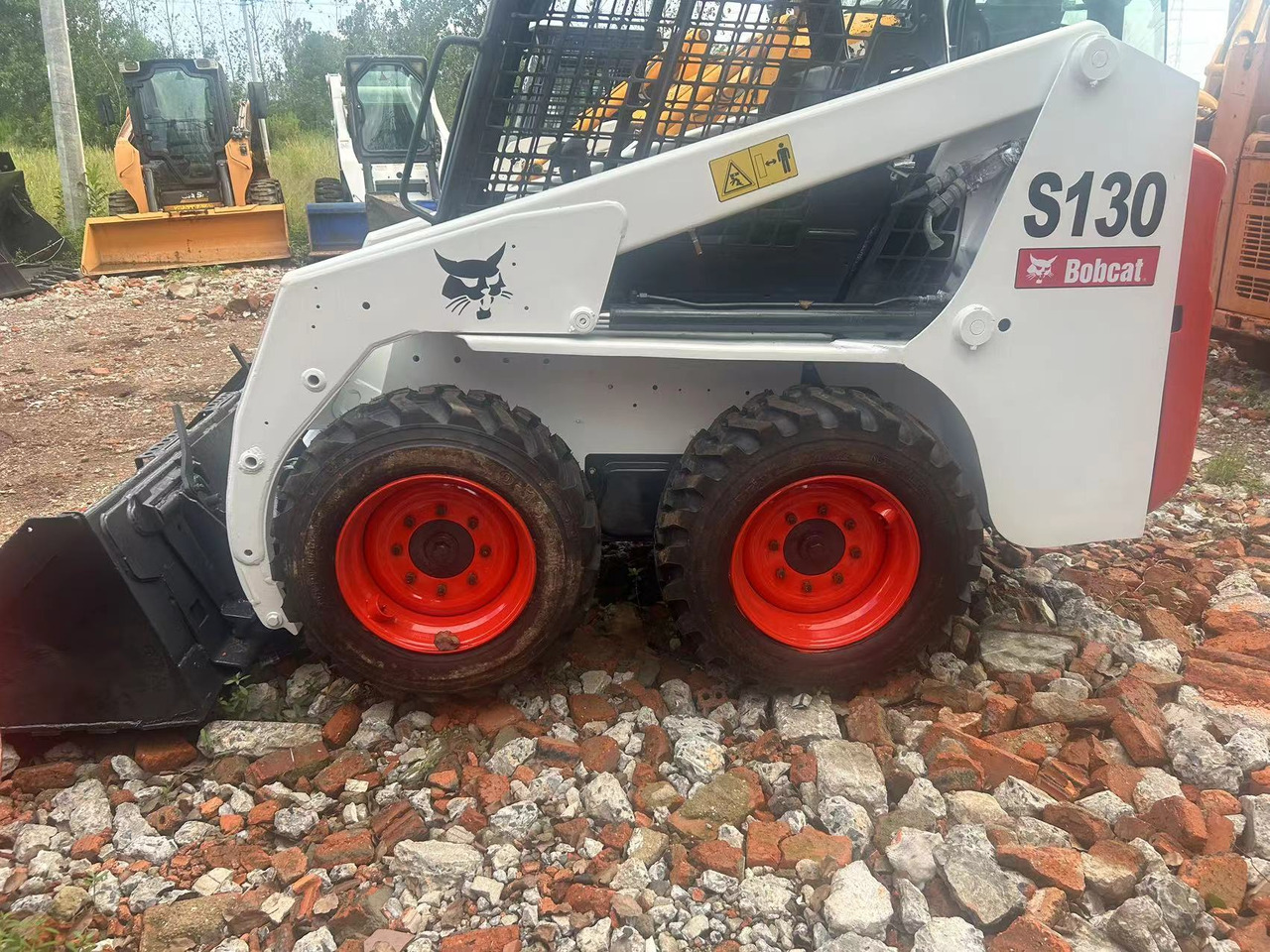 BOBCAT S130 skid steer loader Mining/Agriculture/Urban Construction - Mini homlokrakodó: 3 kép. BOBCAT S130 skid steer loader Mining/Agriculture/Urban Construction - Mini homlokrakodó: 3 kép.