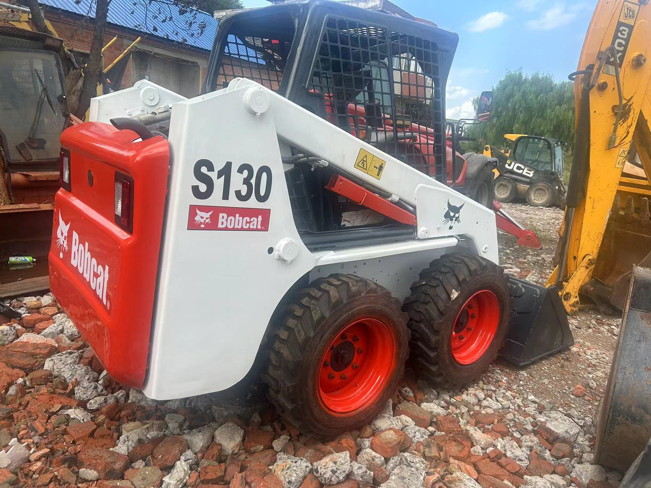 BOBCAT S130 skid steer loader Mining/Agriculture/Urban Construction - Mini homlokrakodó: 1 kép. BOBCAT S130 skid steer loader Mining/Agriculture/Urban Construction - Mini homlokrakodó: 1 kép.