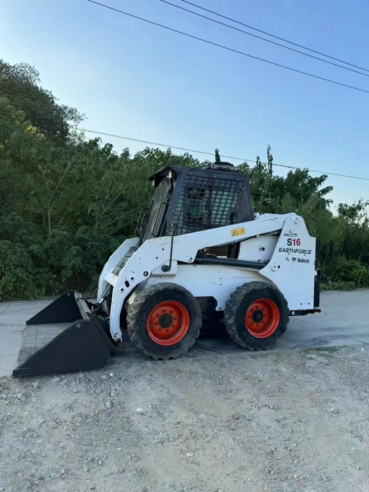 BOBCAT skid steer loader S16 Mining/Agriculture/Urban Construction - Mini homlokrakodó: 1 kép. BOBCAT skid steer loader S16 Mining/Agriculture/Urban Construction - Mini homlokrakodó: 1 kép.