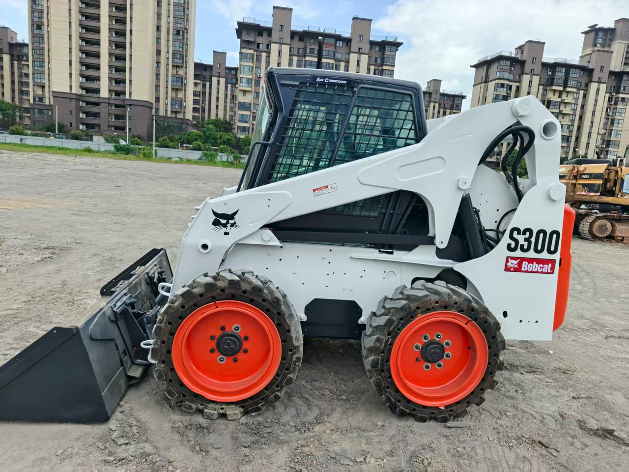 BOBCAT skid steer loader S300 Mining/Agriculture/Urban Construction - Mini homlokrakodó: 1 kép. BOBCAT skid steer loader S300 Mining/Agriculture/Urban Construction - Mini homlokrakodó: 1 kép.