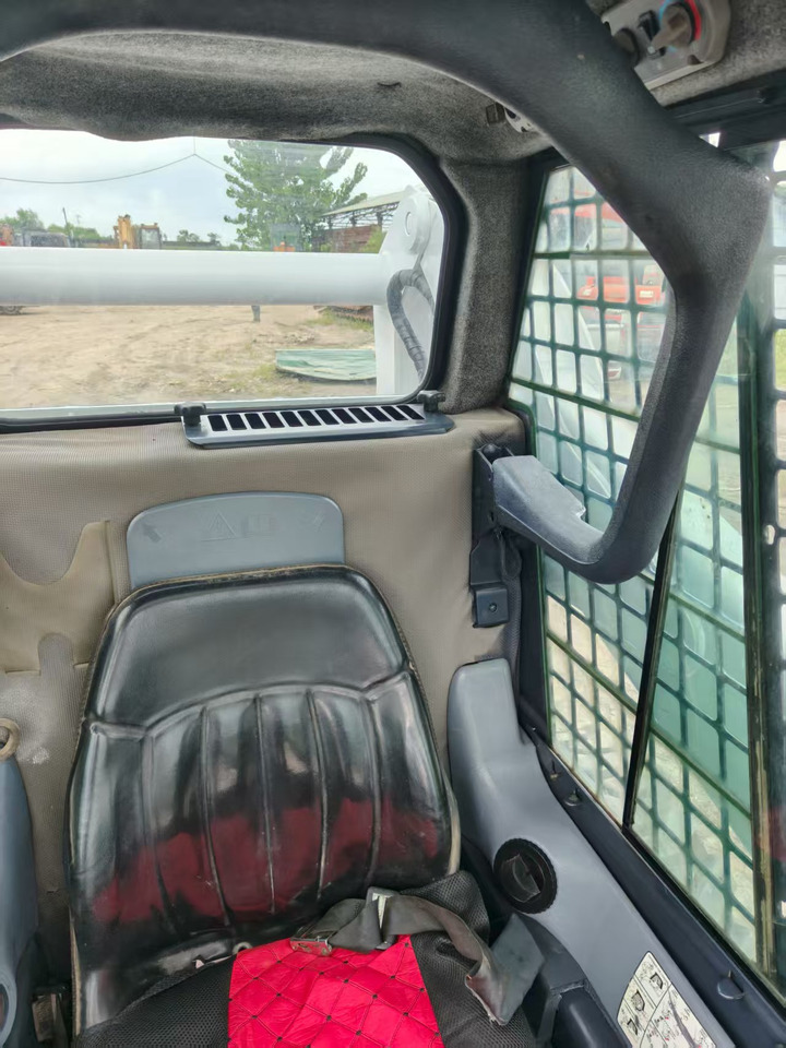 BOBCAT skid steer loader S300 Mining/Agriculture/Urban Construction - Mini homlokrakodó: 5 kép. BOBCAT skid steer loader S300 Mining/Agriculture/Urban Construction - Mini homlokrakodó: 5 kép.