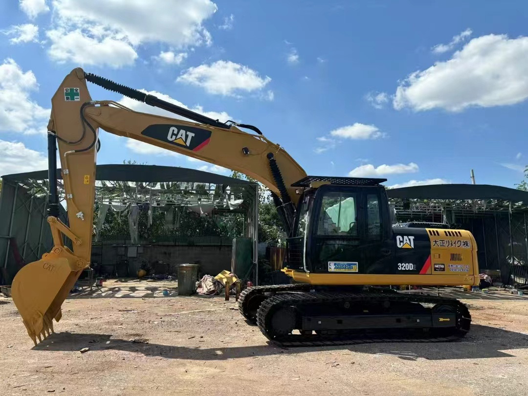 CATERPILLAR 320D2 low hour good condition excavator promotion - Lánctalpas kotró: 2 kép. CATERPILLAR 320D2 low hour good condition excavator promotion - Lánctalpas kotró: 2 kép.