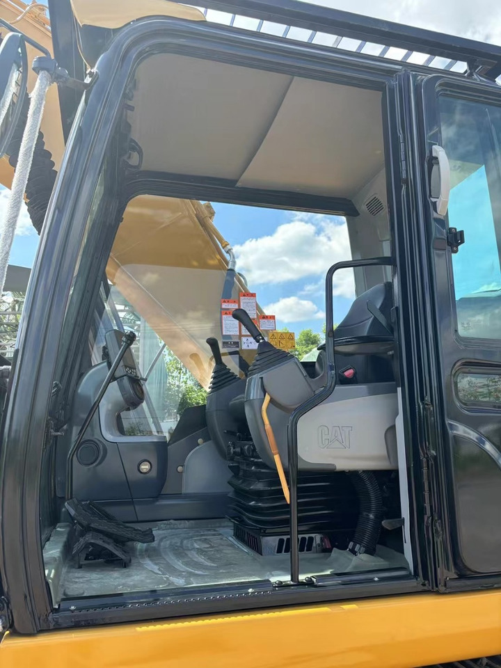 CATERPILLAR 320D2 low hour good condition excavator promotion - Lánctalpas kotró: 5 kép. CATERPILLAR 320D2 low hour good condition excavator promotion - Lánctalpas kotró: 5 kép.