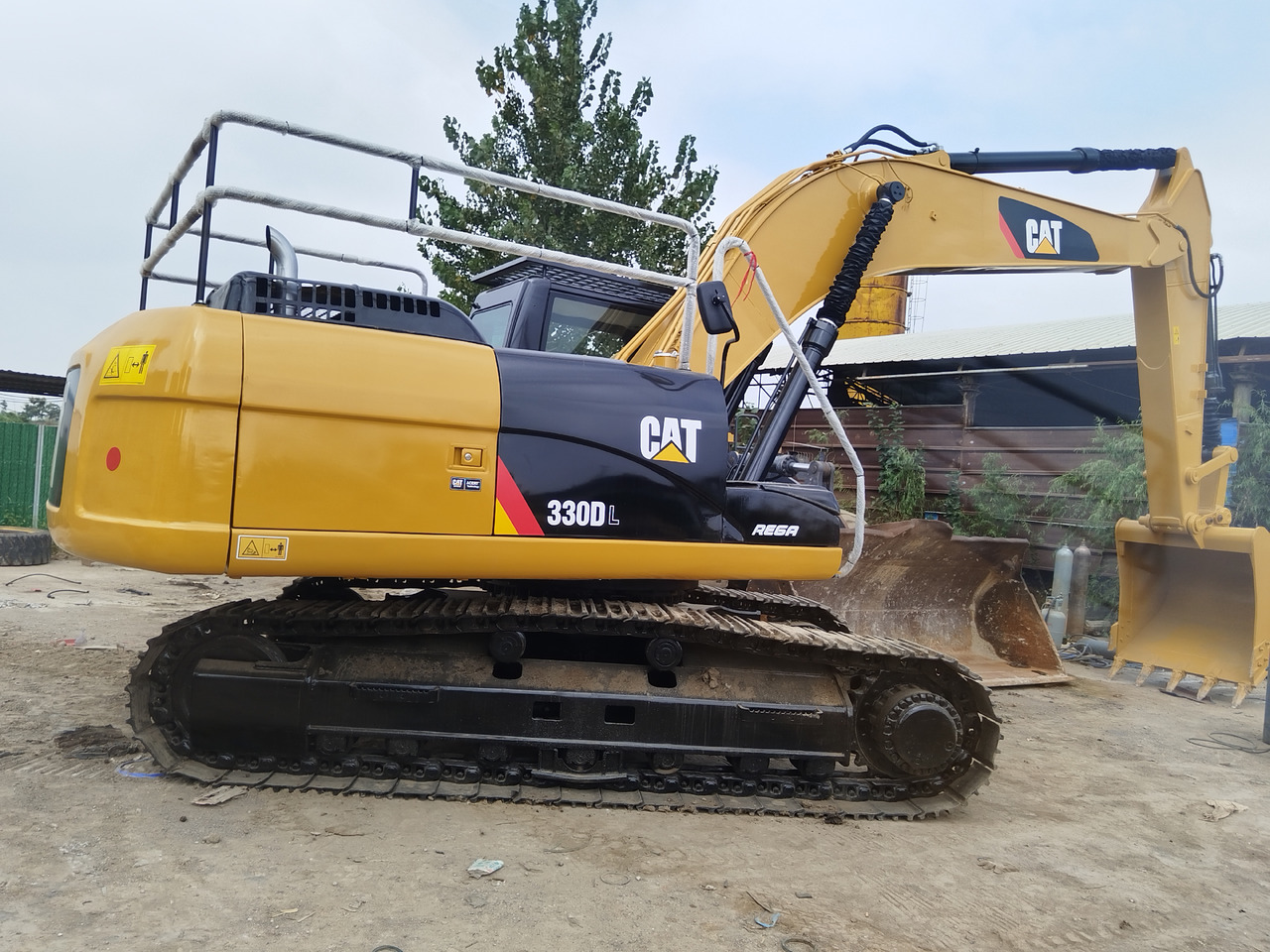 CATERPILLAR 330DL good condition 2024 30 ton excavator for sale - Lánctalpas kotró: 1 kép. CATERPILLAR 330DL good condition 2024 30 ton excavator for sale - Lánctalpas kotró: 1 kép.