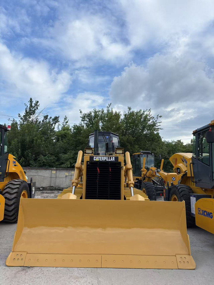CATERPILLAR D6G - Buldózer: 2 kép. CATERPILLAR D6G - Buldózer: 2 kép.