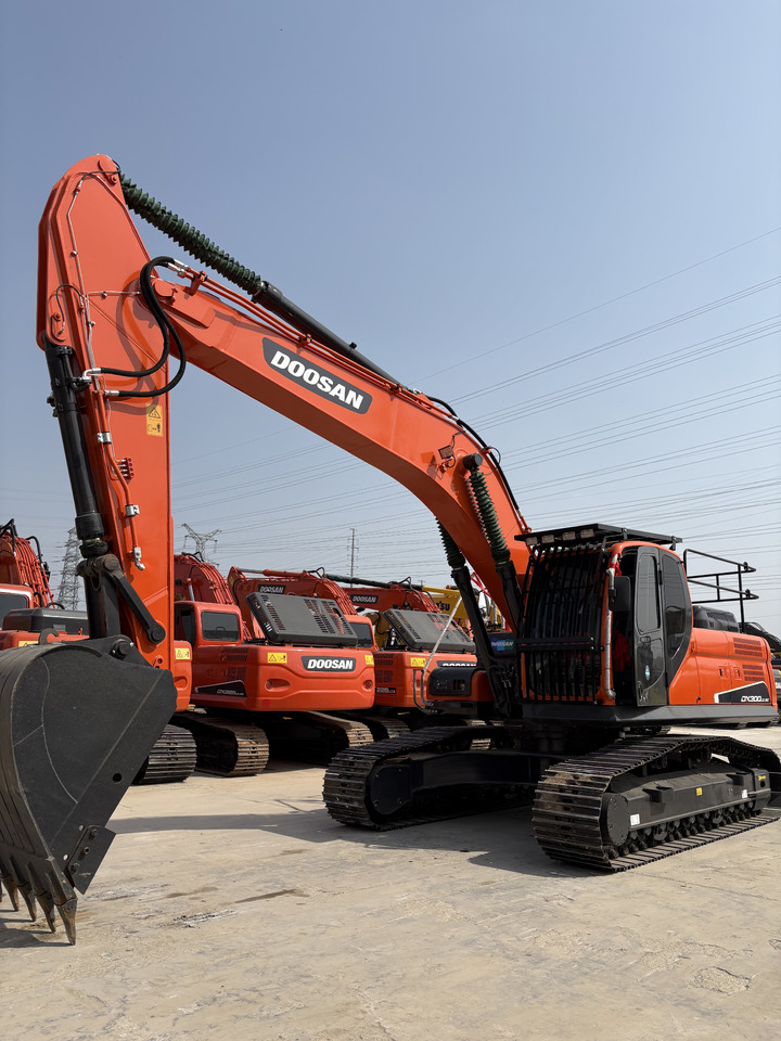 DOOSAN Dx300cl low work hours original excavator - Lánctalpas kotró: 3 kép. DOOSAN Dx300cl low work hours original excavator - Lánctalpas kotró: 3 kép.