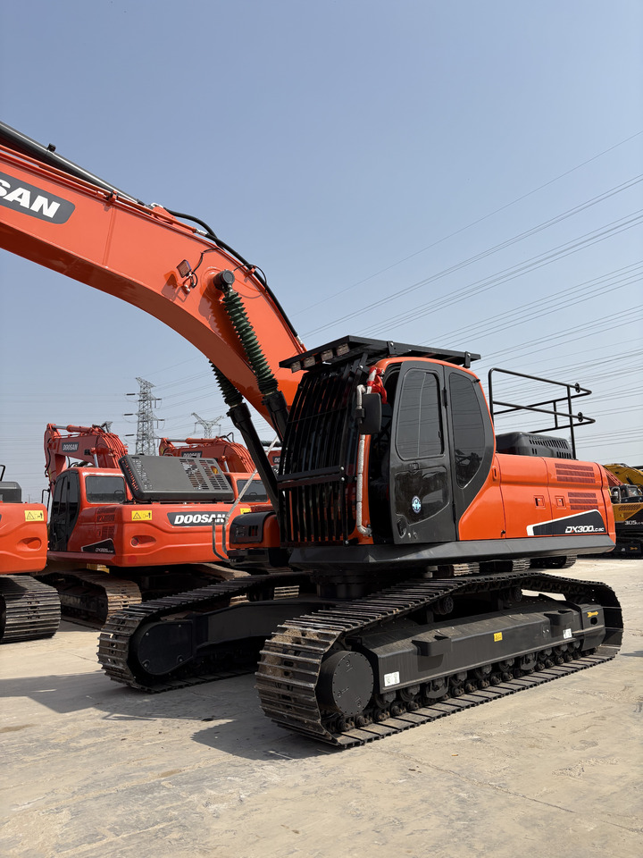 DOOSAN Dx300cl low work hours original excavator - Lánctalpas kotró: 2 kép. DOOSAN Dx300cl low work hours original excavator - Lánctalpas kotró: 2 kép.