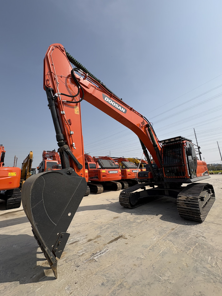 DOOSAN Dx300cl low work hours original excavator - Lánctalpas kotró: 1 kép. DOOSAN Dx300cl low work hours original excavator - Lánctalpas kotró: 1 kép.