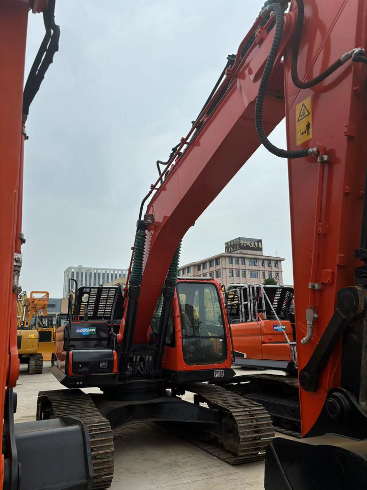 DOOSAN dx225 excavator original hot sale - Lánctalpas kotró: 3 kép. DOOSAN dx225 excavator original hot sale - Lánctalpas kotró: 3 kép.