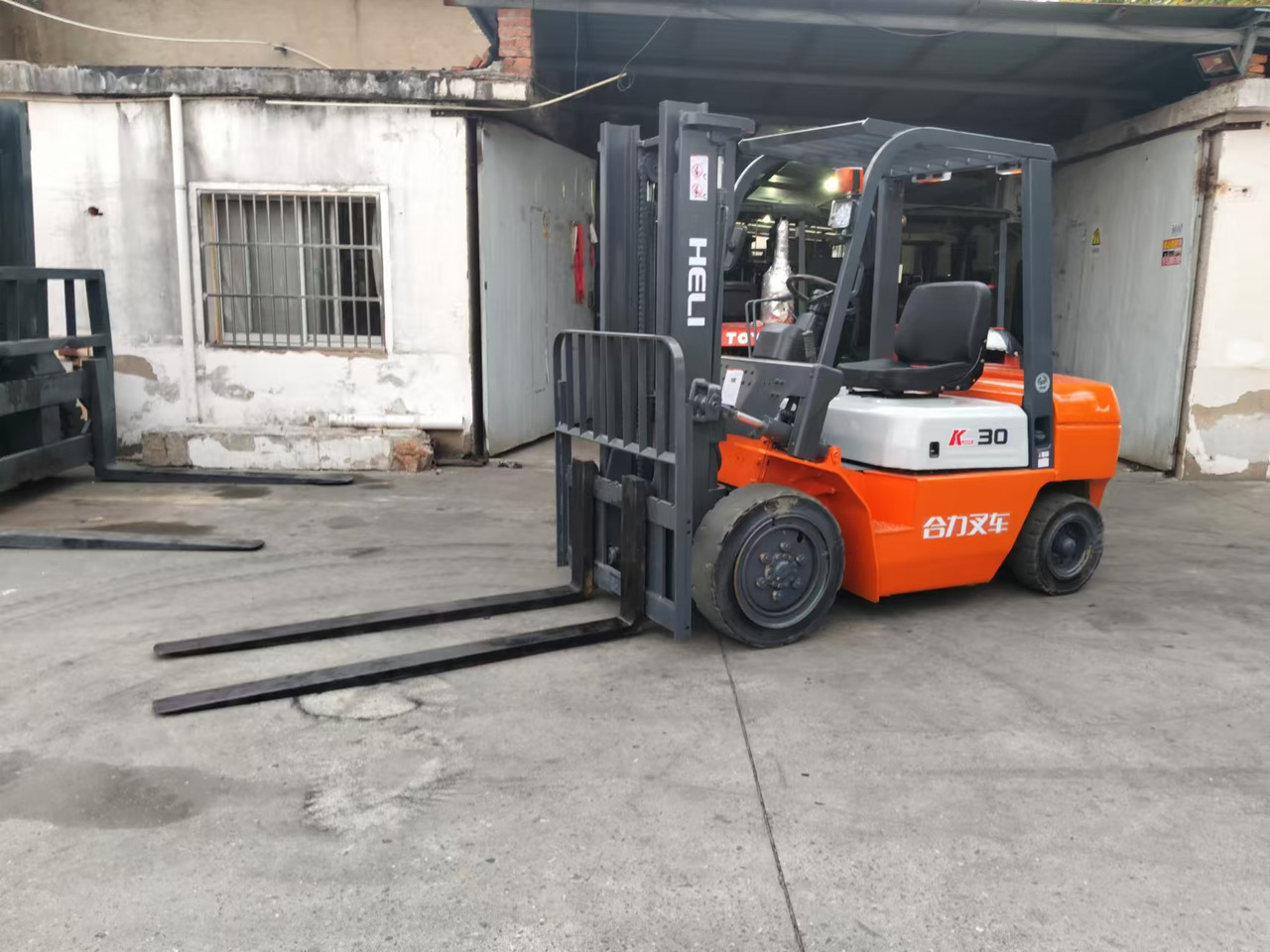 HELI k30 used 3 ton diesel forklift Customizable mast clamps low price - Dízel targonca: 2 kép. HELI k30 used 3 ton diesel forklift Customizable mast clamps low price - Dízel targonca: 2 kép.
