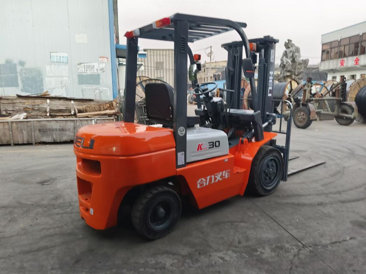 HELI k30 used 3 ton diesel forklift Customizable mast clamps low price - Dízel targonca: 4 kép. HELI k30 used 3 ton diesel forklift Customizable mast clamps low price - Dízel targonca: 4 kép.