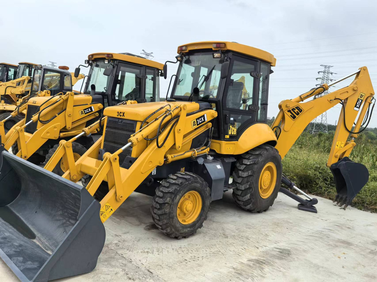 JCB 3CX backhoe loader TLB versatile machine multiple attachment options - Kotrórakodó: 1 kép. JCB 3CX backhoe loader TLB versatile machine multiple attachment options - Kotrórakodó: 1 kép.