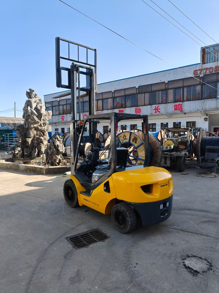 KOMATSU FD30T japan brand used 3 ton forklift Komatsu diesel forklift - Dízel targonca: 1 kép. KOMATSU FD30T japan brand used 3 ton forklift Komatsu diesel forklift - Dízel targonca: 1 kép.