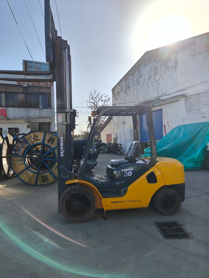 KOMATSU FD30T japan brand used 3 ton forklift Komatsu diesel forklift - Dízel targonca: 4 kép. KOMATSU FD30T japan brand used 3 ton forklift Komatsu diesel forklift - Dízel targonca: 4 kép.