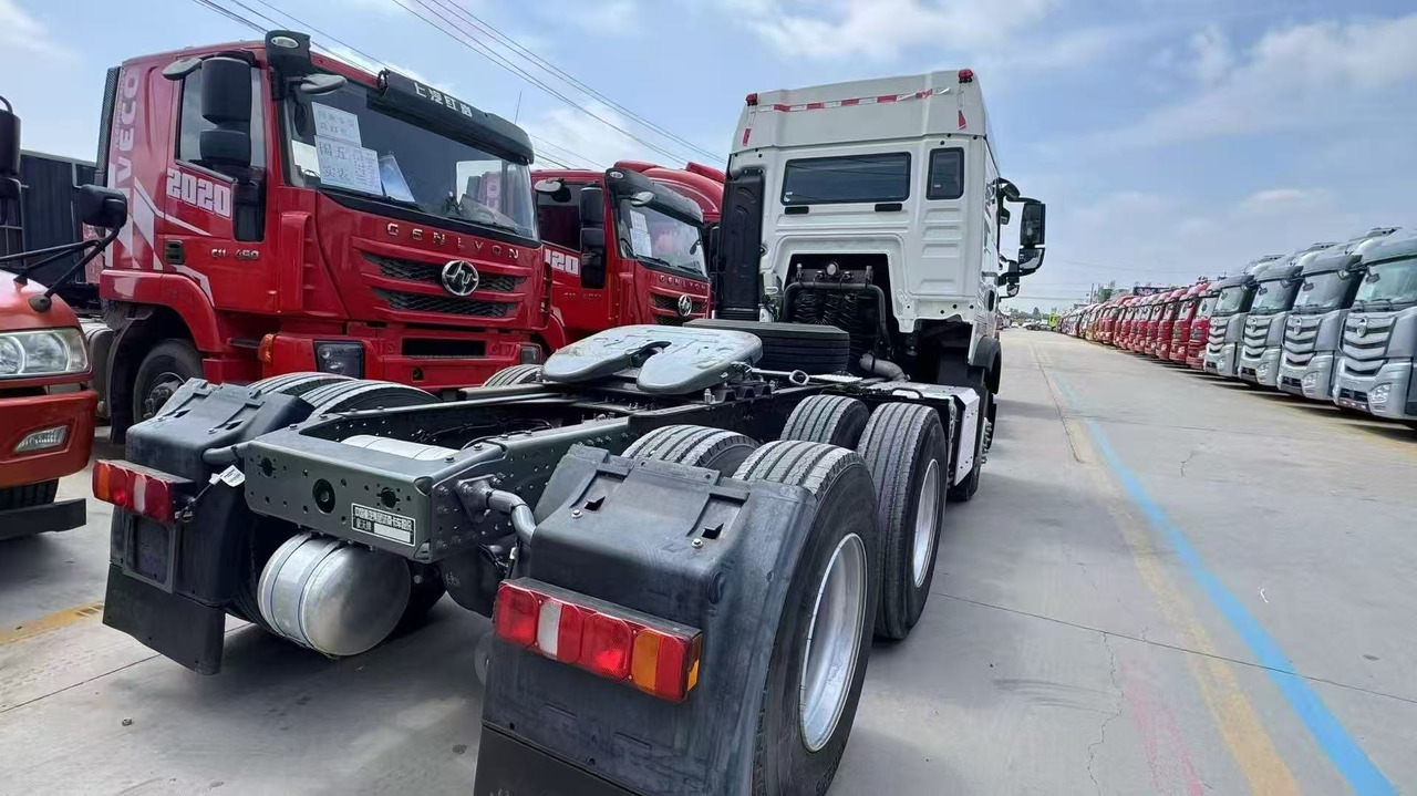 SINOTRUK howo 371,430 ,460 tractor multiple models used and stock new tractors Customizable - Nyergesvontató: 5 kép. SINOTRUK howo 371,430 ,460 tractor multiple models used and stock new tractors Customizable - Nyergesvontató: 5 kép.