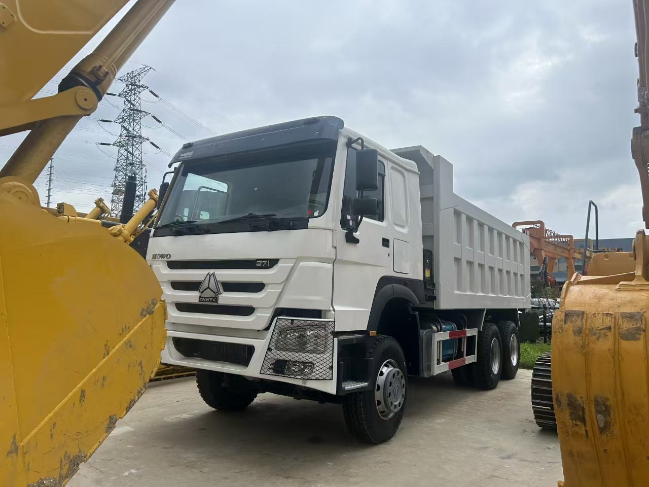 SINOTRUK howo 371 6x4 dump truck - Billenőplatós teherautó: 4 kép. SINOTRUK howo 371 6x4 dump truck - Billenőplatós teherautó: 4 kép.
