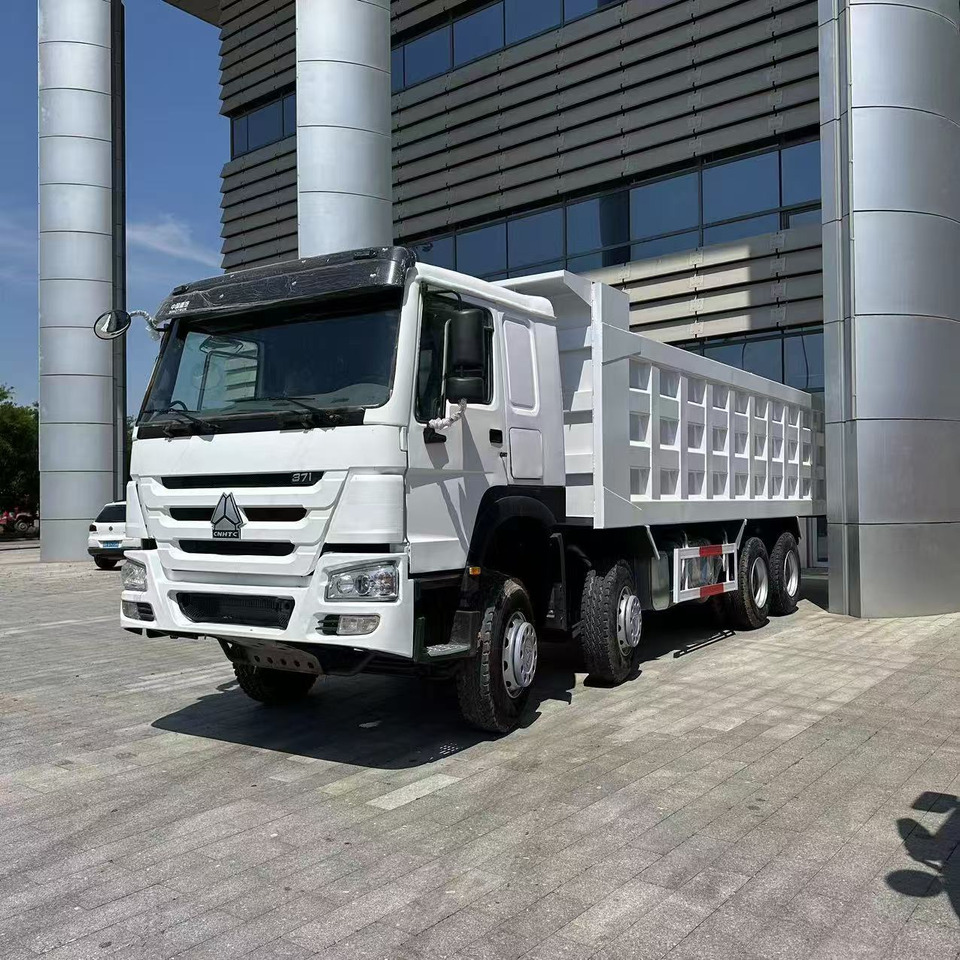 SINOTRUK howo 371 8x4 dump truck - Billenőplatós teherautó: 1 kép. SINOTRUK howo 371 8x4 dump truck - Billenőplatós teherautó: 1 kép.