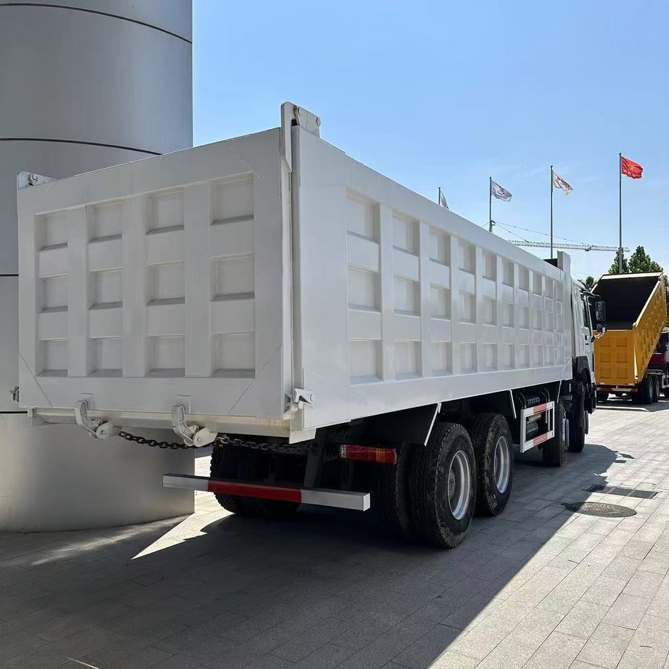 SINOTRUK howo 371 8x4 dump truck - Billenőplatós teherautó: 2 kép. SINOTRUK howo 371 8x4 dump truck - Billenőplatós teherautó: 2 kép.