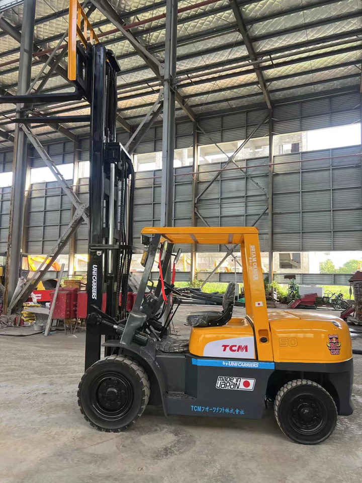 TCM fd50 japan brand original 5 ton diesel forklift 3 section 4.5m Customizable mast clamp side shift - Dízel targonca: 5 kép. TCM fd50 japan brand original 5 ton diesel forklift 3 section 4.5m Customizable mast clamp side shift - Dízel targonca: 5 kép.