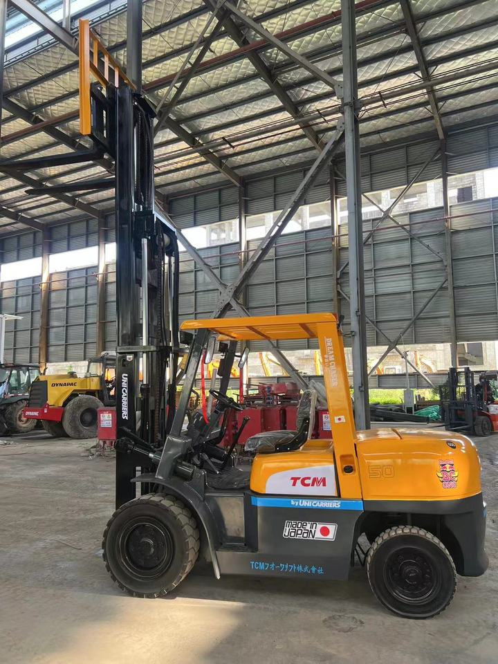 TCM fd50 japan brand original 5 ton diesel forklift 3 section 4.5m Customizable mast clamp side shift - Dízel targonca: 2 kép. TCM fd50 japan brand original 5 ton diesel forklift 3 section 4.5m Customizable mast clamp side shift - Dízel targonca: 2 kép.