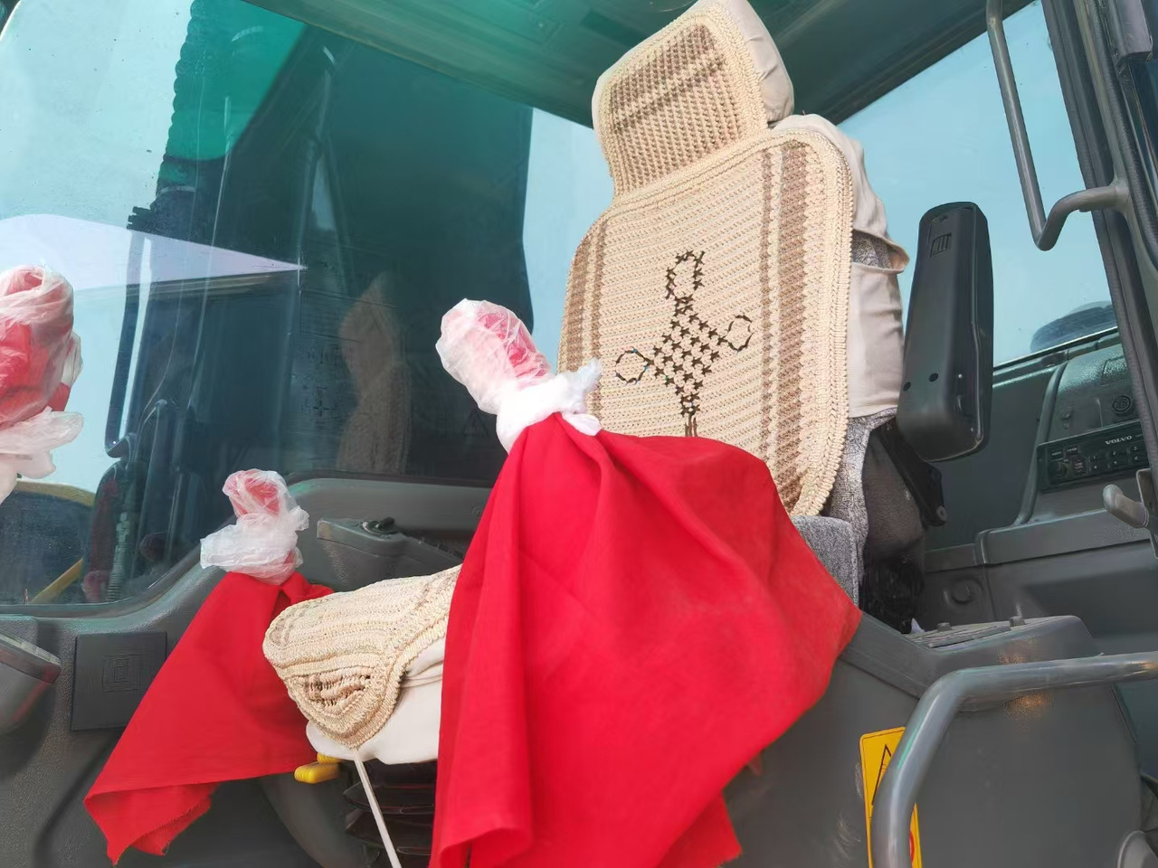 VOLVO EC210 used excavator - Lánctalpas kotró: 5 kép. VOLVO EC210 used excavator - Lánctalpas kotró: 5 kép.