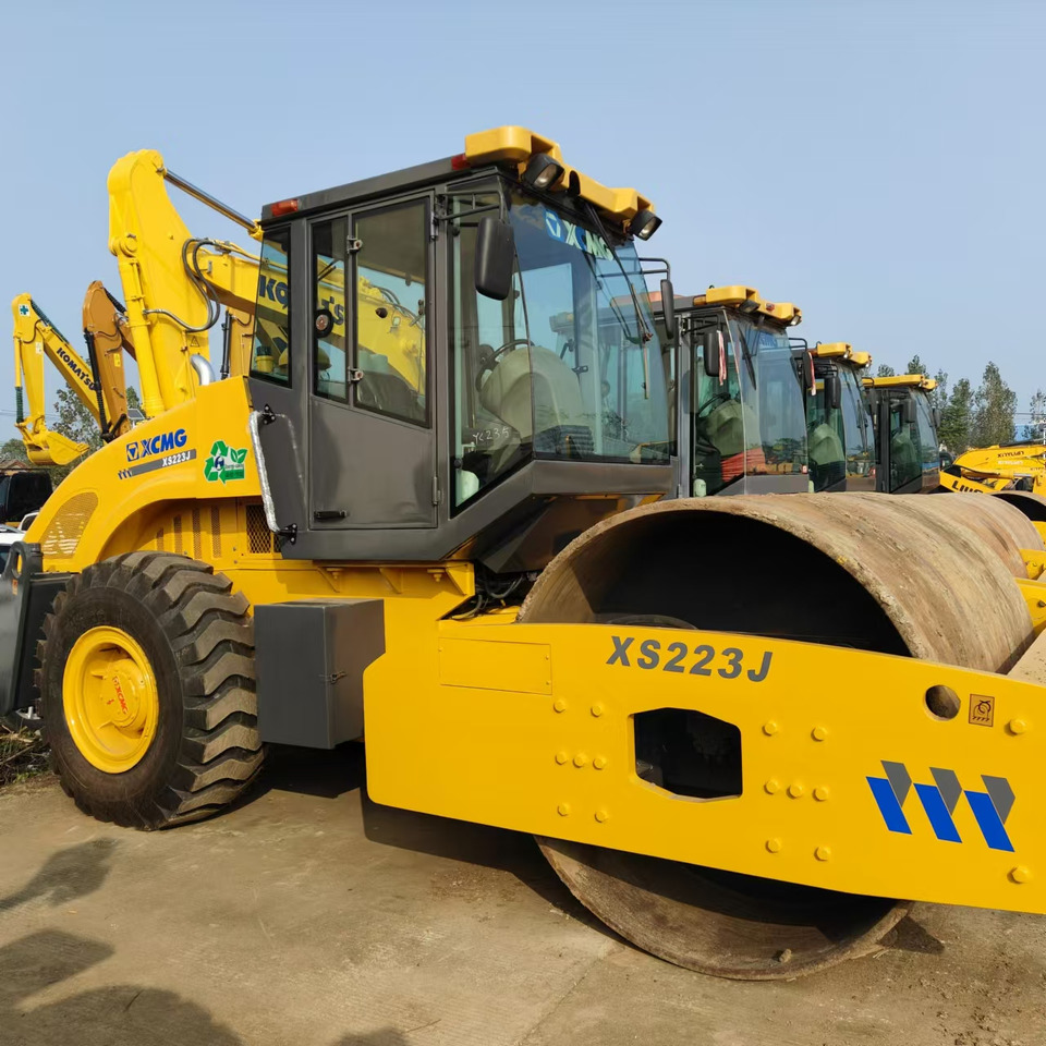 XCMG XS223J used road roller low hours factory price - Talajtömörítő: 1 kép. XCMG XS223J used road roller low hours factory price - Talajtömörítő: 1 kép.