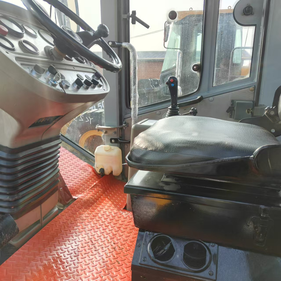 XCMG XS223J used road roller low hours factory price - Talajtömörítő: 4 kép. XCMG XS223J used road roller low hours factory price - Talajtömörítő: 4 kép.