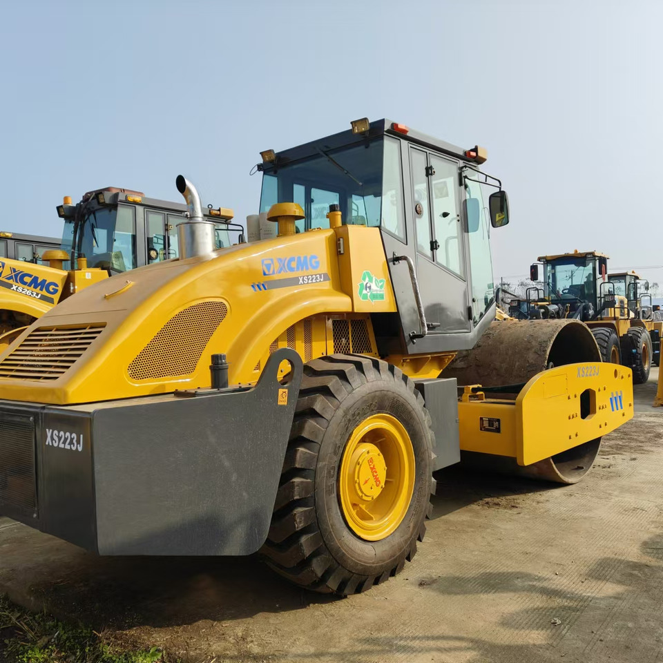 XCMG XS223J used road roller low hours factory price - Talajtömörítő: 3 kép. XCMG XS223J used road roller low hours factory price - Talajtömörítő: 3 kép.
