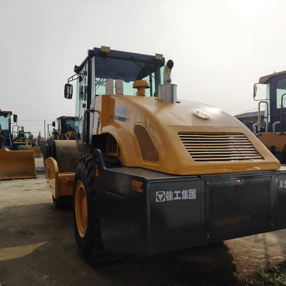 XCMG XS223J used road roller low hours factory price - Talajtömörítő: 2 kép. XCMG XS223J used road roller low hours factory price - Talajtömörítő: 2 kép.