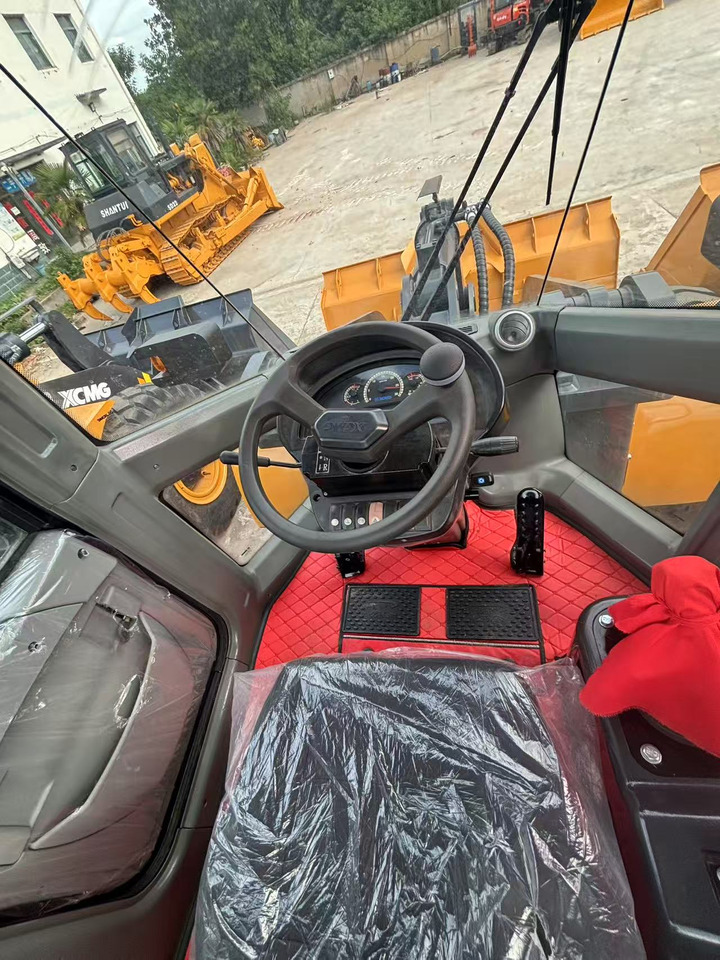 XCMG ZL50GN low hour front loader for sale - Gumikerekes homlokrakodó: 5 kép. XCMG ZL50GN low hour front loader for sale - Gumikerekes homlokrakodó: 5 kép.