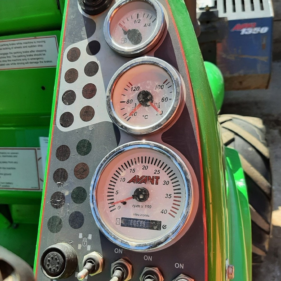 Derékcsuklós rakodó Avant 635: 10 kép.