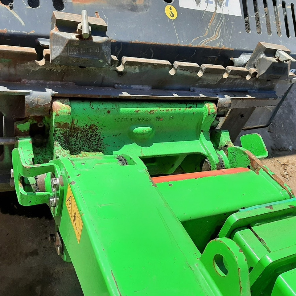 Derékcsuklós rakodó Avant 635: 9 kép.