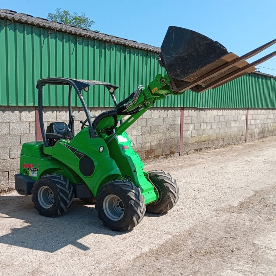 Derékcsuklós rakodó Avant 635: 8 kép.