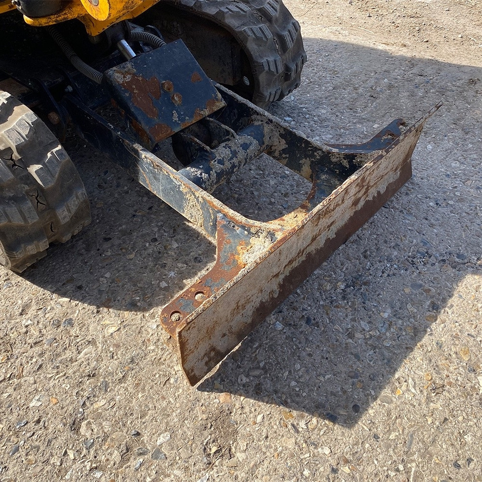 JCB 8008 - Minikotró: 4 kép. JCB 8008 - Minikotró: 4 kép.