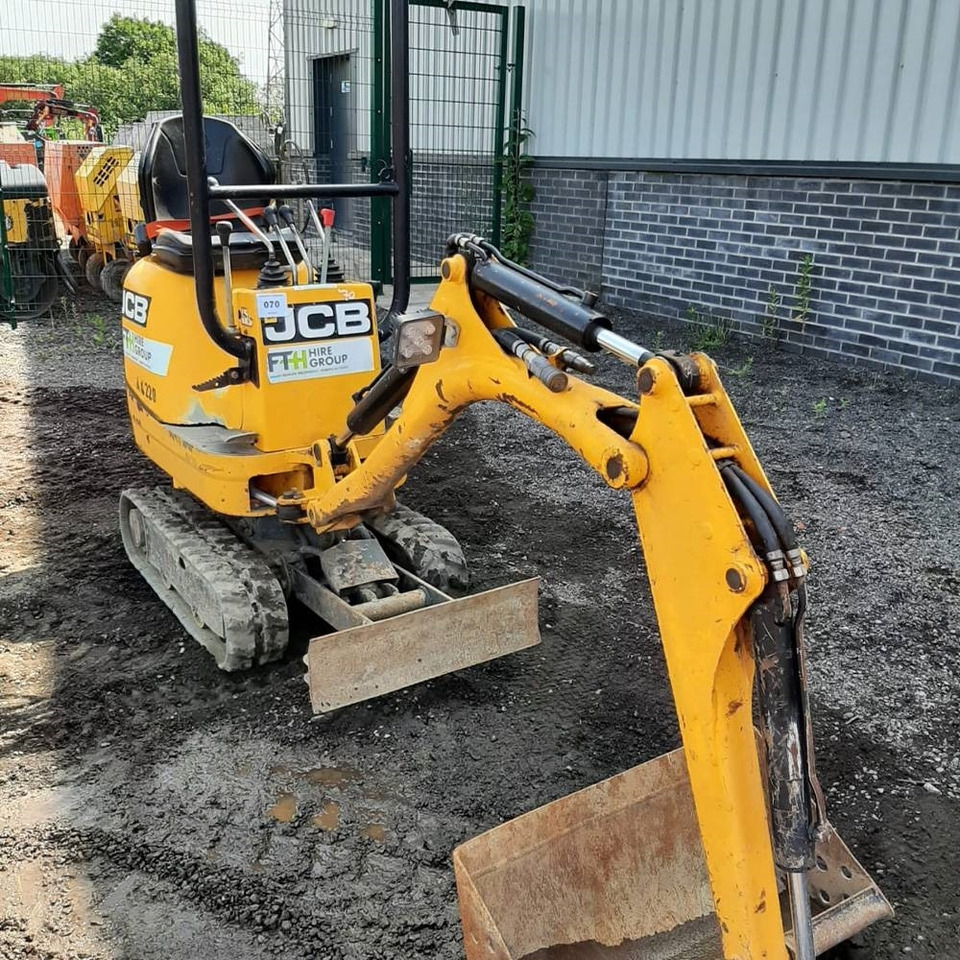 JCB 8008 - Minikotró: 2 kép. JCB 8008 - Minikotró: 2 kép.