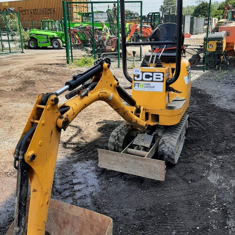 JCB 8008 - Minikotró: 4 kép. JCB 8008 - Minikotró: 4 kép.