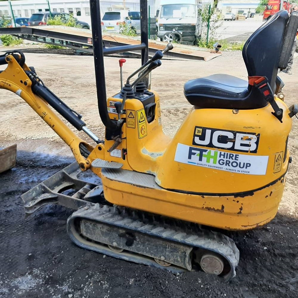JCB 8008 - Minikotró: 5 kép. JCB 8008 - Minikotró: 5 kép.