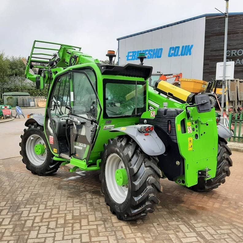 Merlo TF 30.9 - Teleszkópos rakodó: 2 kép. Merlo TF 30.9 - Teleszkópos rakodó: 2 kép.
