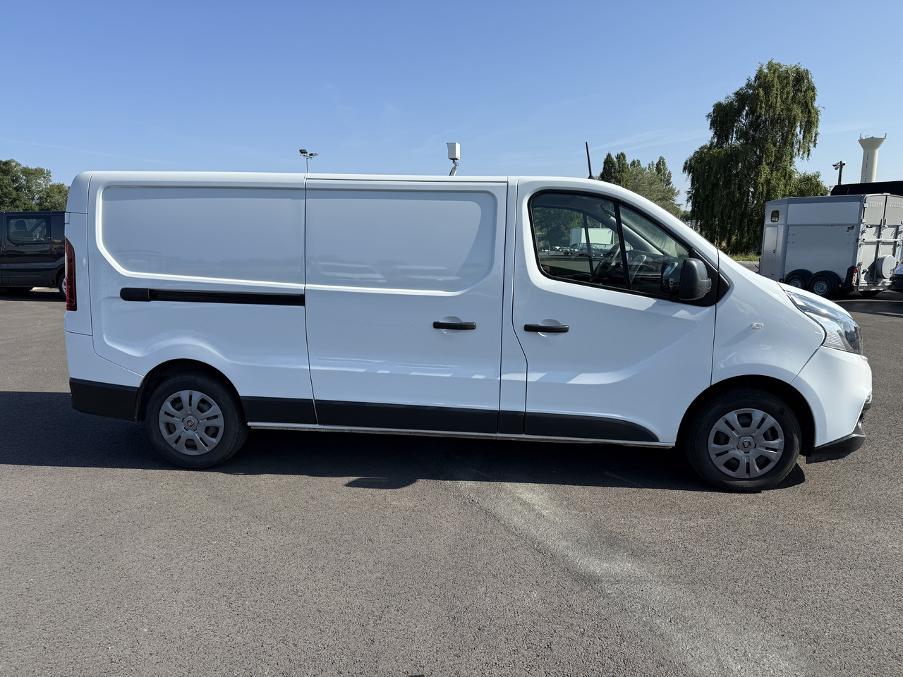 FIAT TALENTO 1T3 LH1 2.0MULTIJET120 PRO LOUNGE + ATTELAGE ET KIT BOIS COMPLET - Furgon: 4 kép. FIAT TALENTO 1T3 LH1 2.0MULTIJET120 PRO LOUNGE + ATTELAGE ET KIT BOIS COMPLET - Furgon: 4 kép.