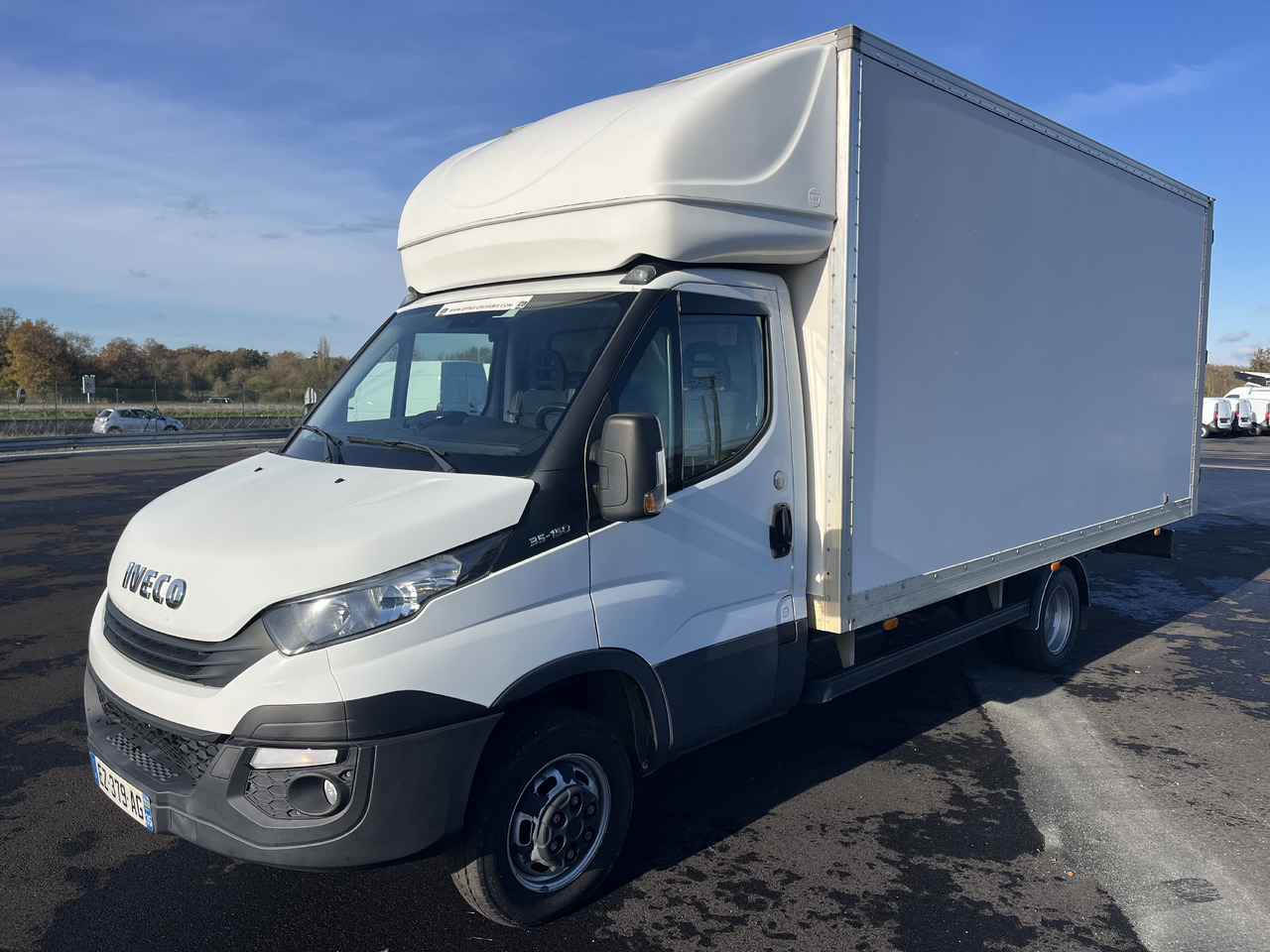 IVECO DAILY - Dobozos kisteherautó: 2 kép. IVECO DAILY - Dobozos kisteherautó: 2 kép.