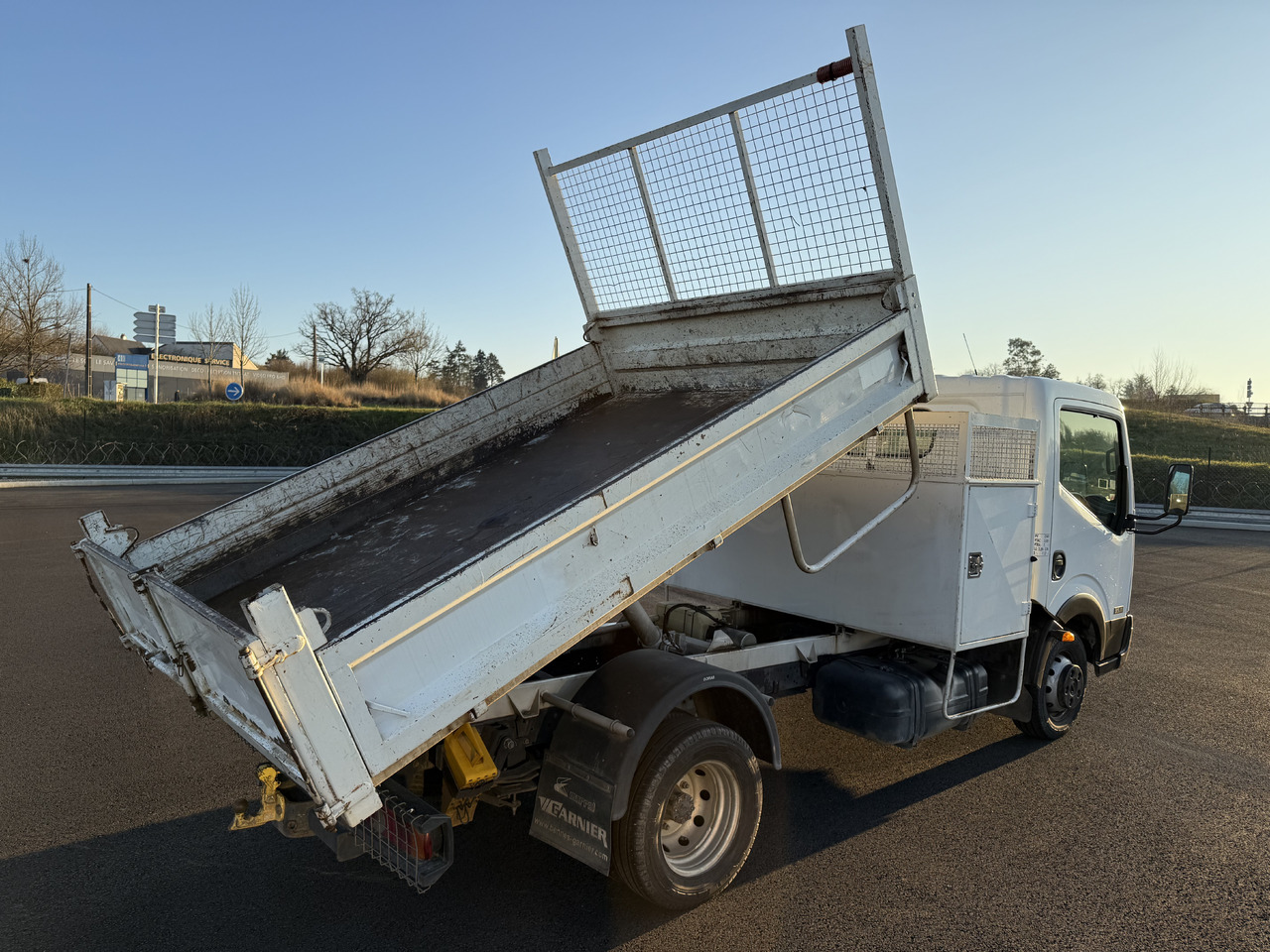 NISSAN CABSTAR 35.11 - Billenőplatós kisteherautó: 3 kép. NISSAN CABSTAR 35.11 - Billenőplatós kisteherautó: 3 kép.